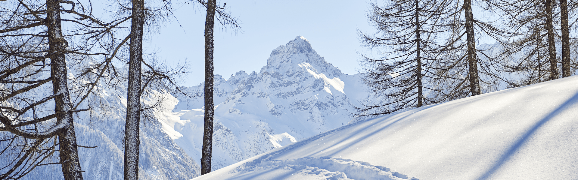 Spuren im Schnee mit Bergblick im Brandnertal